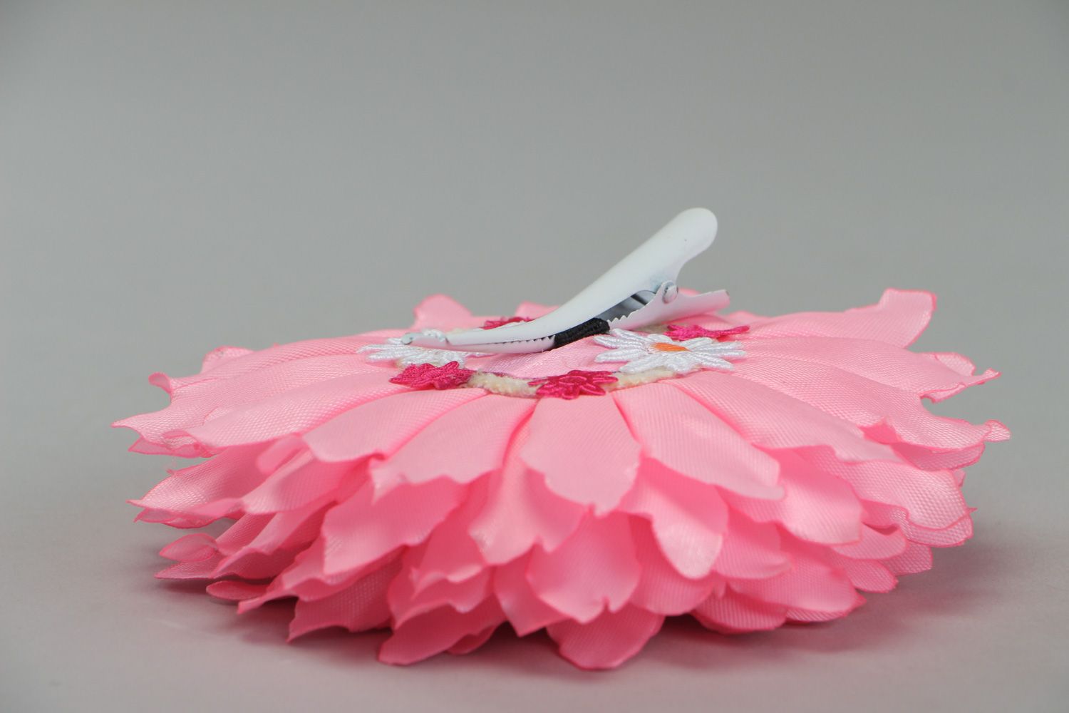 Розовая заколка цветок из атласной ткани объемная ручной работы фото 3