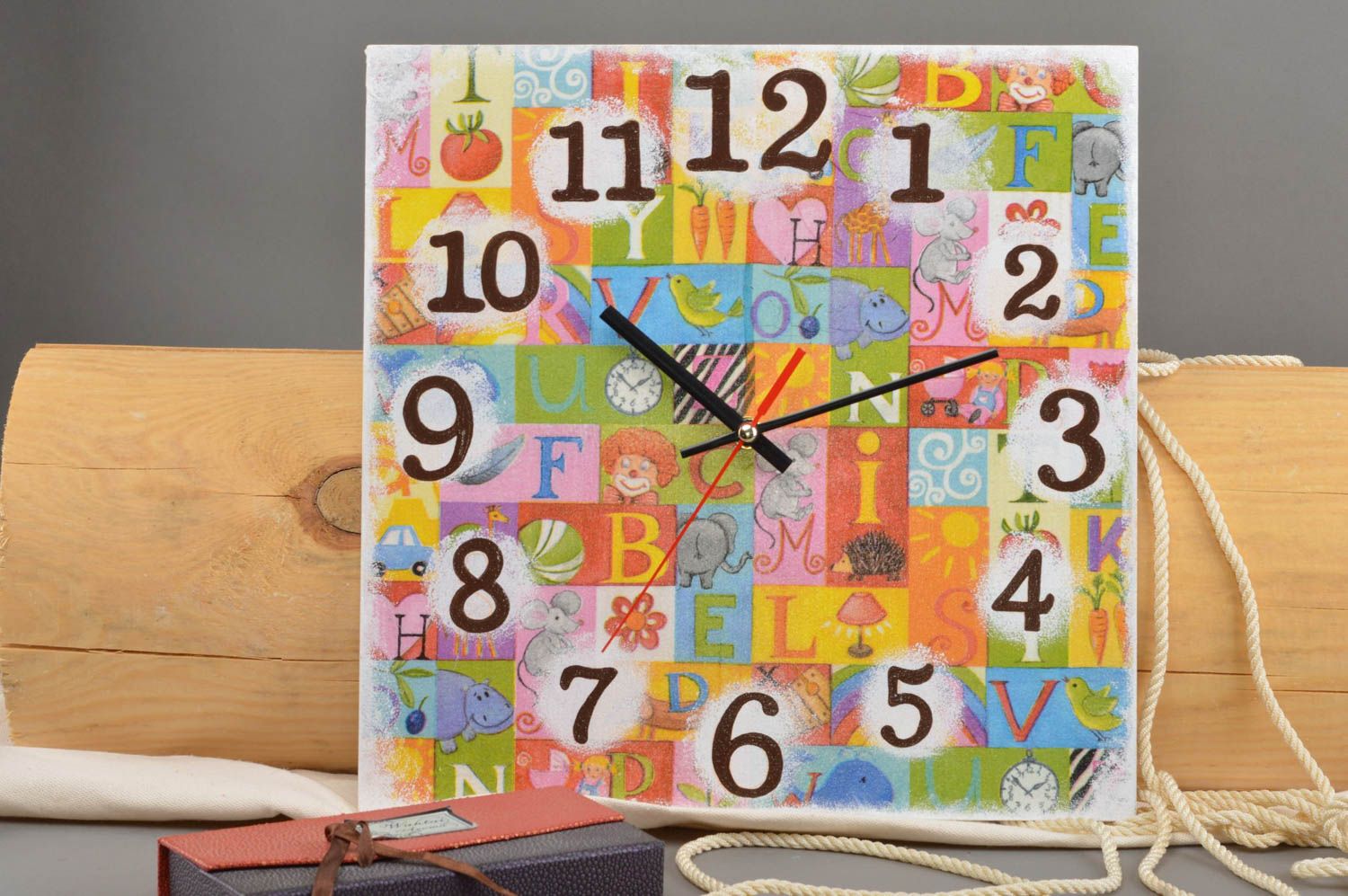 Horloge carrée en bois faite main décorée en serviettage avec alphabet photo 1