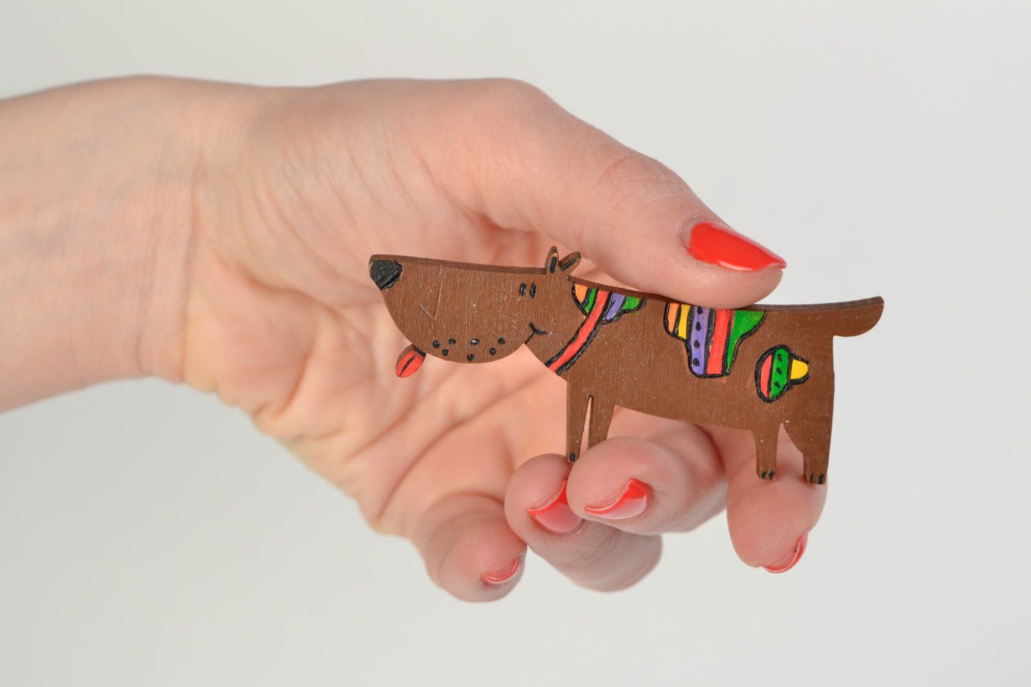 Handgemachte Brosche aus Holz in Form vom Hund mit Acrylfarben bemalt wunderschön foto 2