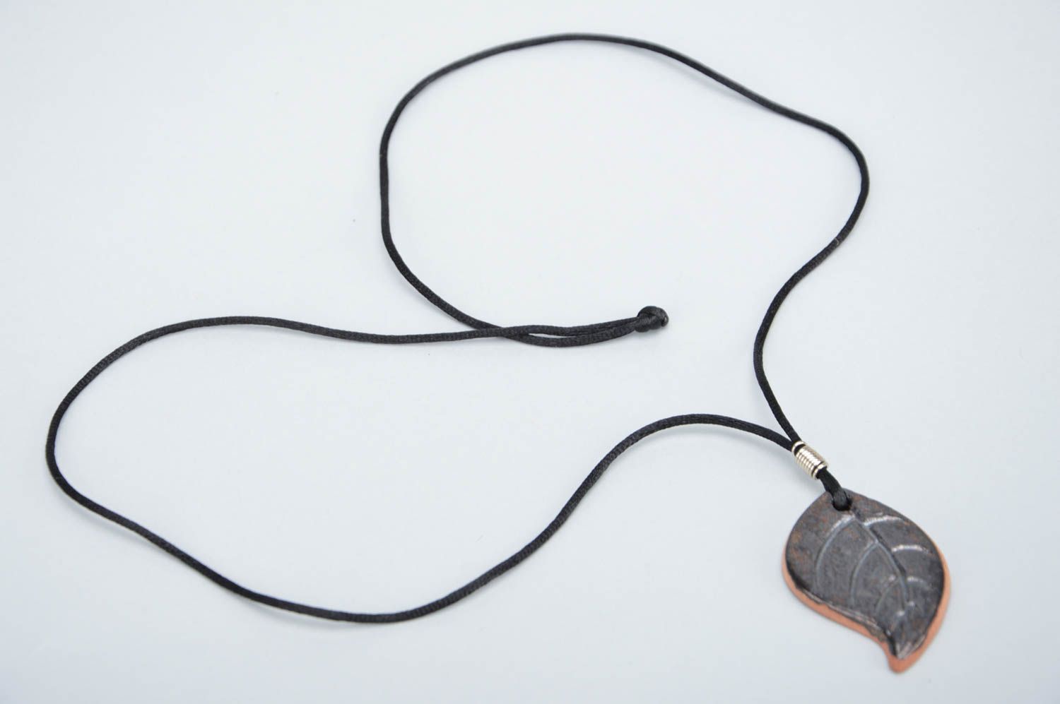 Глиняный кулон в виде листика расписанного глазурью на шнурке ручной работы фото 2