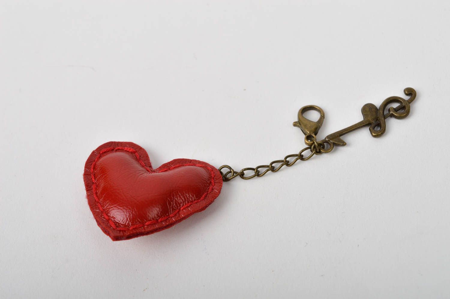Porte-clé coeur rouge Porte-clés fait main en faux cuir Petit cadeau romantique photo 3