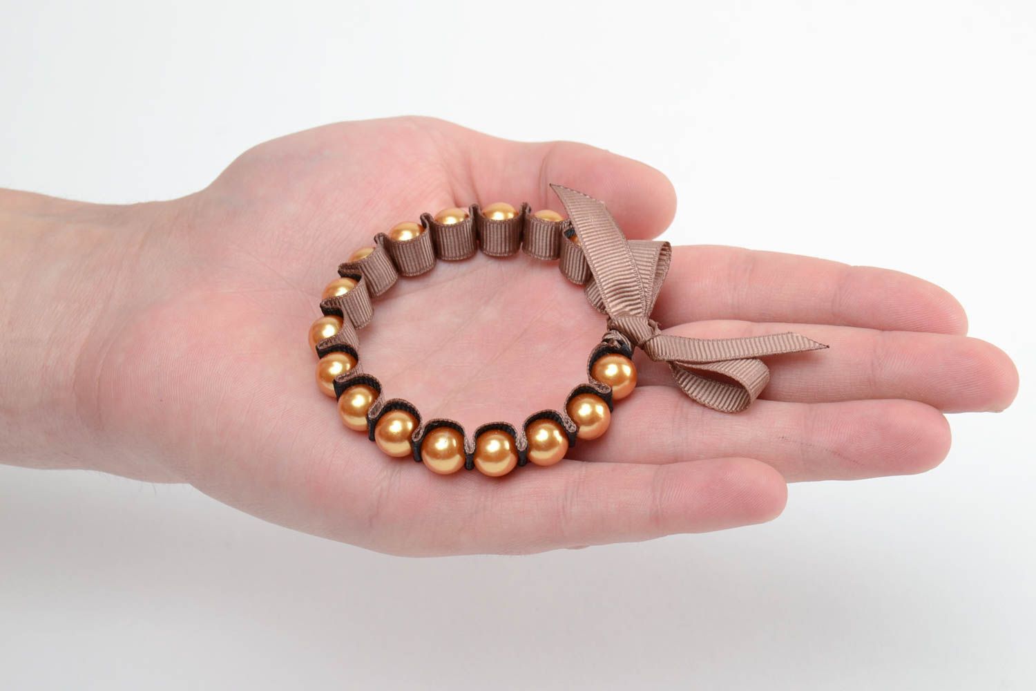 Einfaches beiges handgemachtes Armband aus Kunststoffperlen und Ripsbändern für Damen foto 5