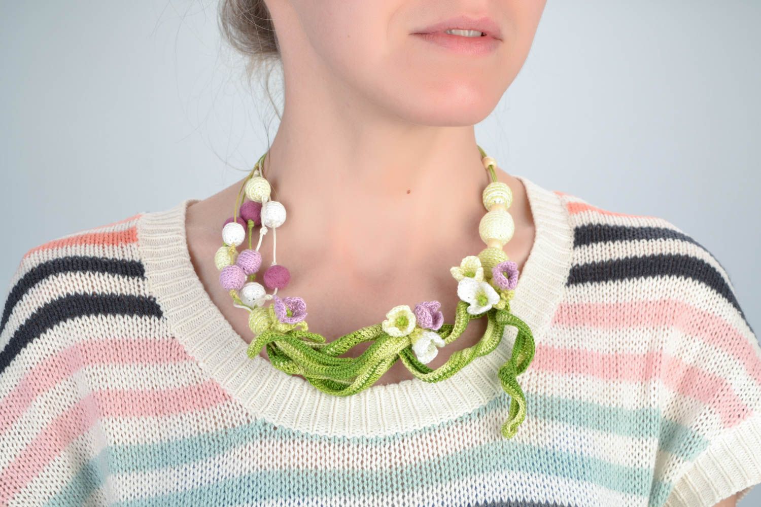 Schöne originelle gehäkelte Halskette mit Blumen aus Baumwollfäden für Modedamen foto 1