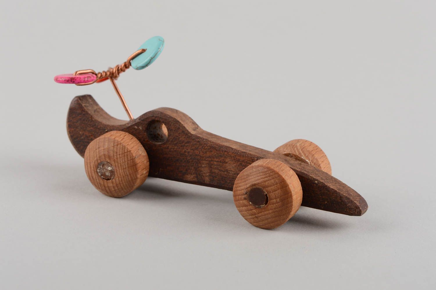 Juguete de madera artesanal infantil ecológico con hélice de piedra bonito foto 2