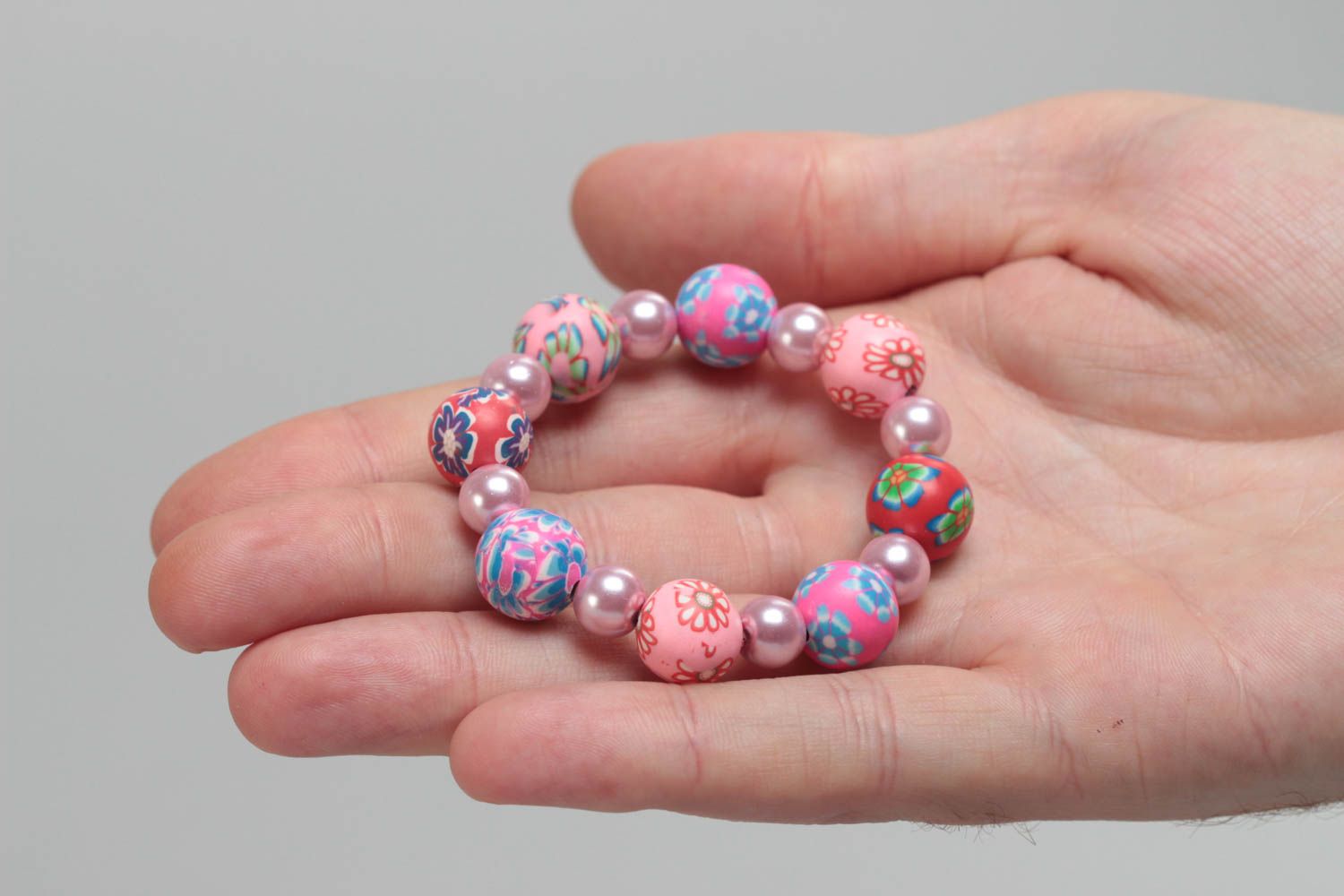 Pink handmade designer children's polymer clay bead bracelet with flower pattern photo 5