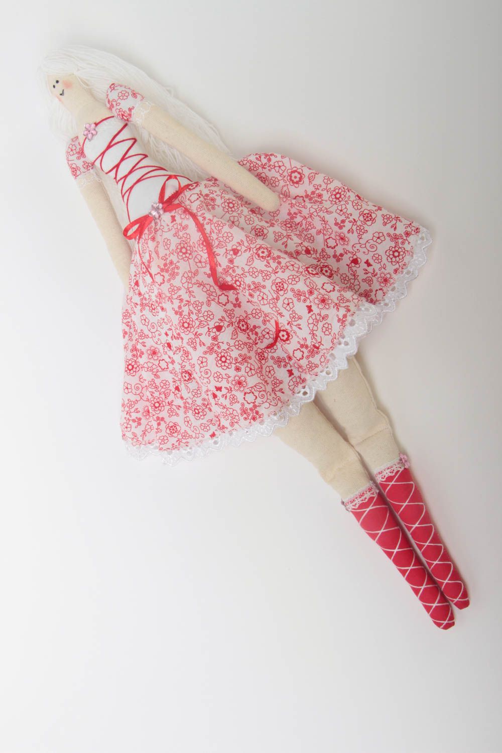 Poupée en tissu faite main blonde en robe rouge à fleurs décorative originale photo 2