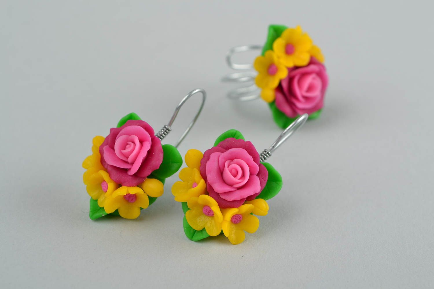 Handmade Damen Schmuckset Ohrringe und Ring mit Blumen aus Polymerton bunt foto 4