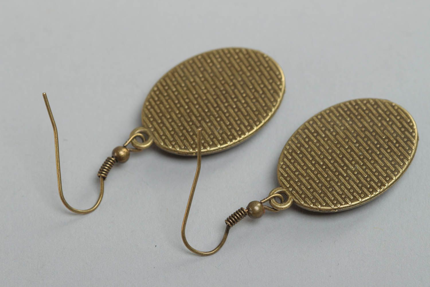 Prächtige künstlerische interessante handgefertigte ovale Ohrringe aus Kaltglasur foto 4