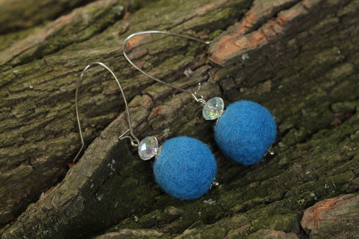 Orecchini pendenti fatti a mano bigiotteria di perline in lana accessori di lana foto 1