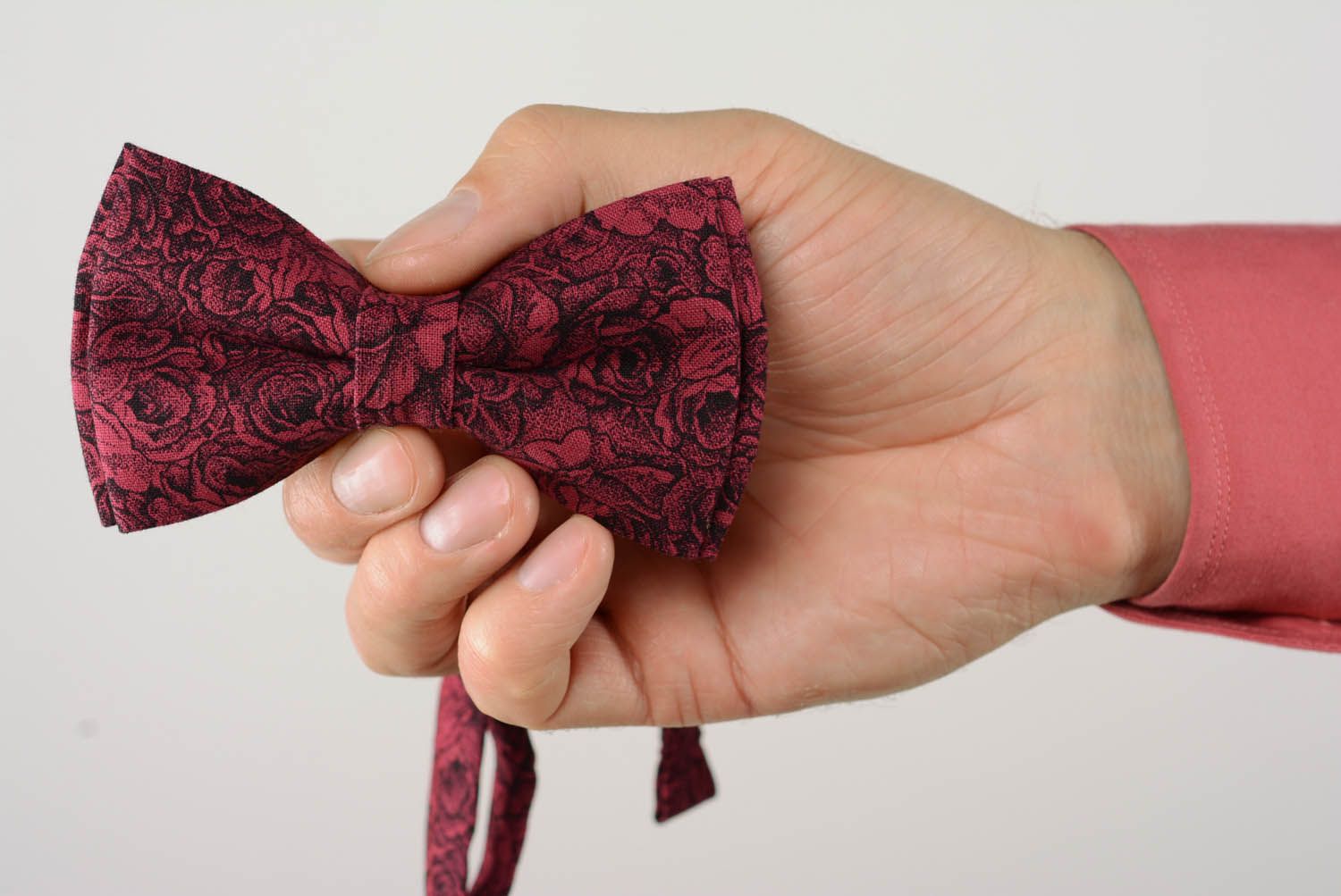 Gravata borboleta artesanal de tecido Rosas de cor vinho foto 5