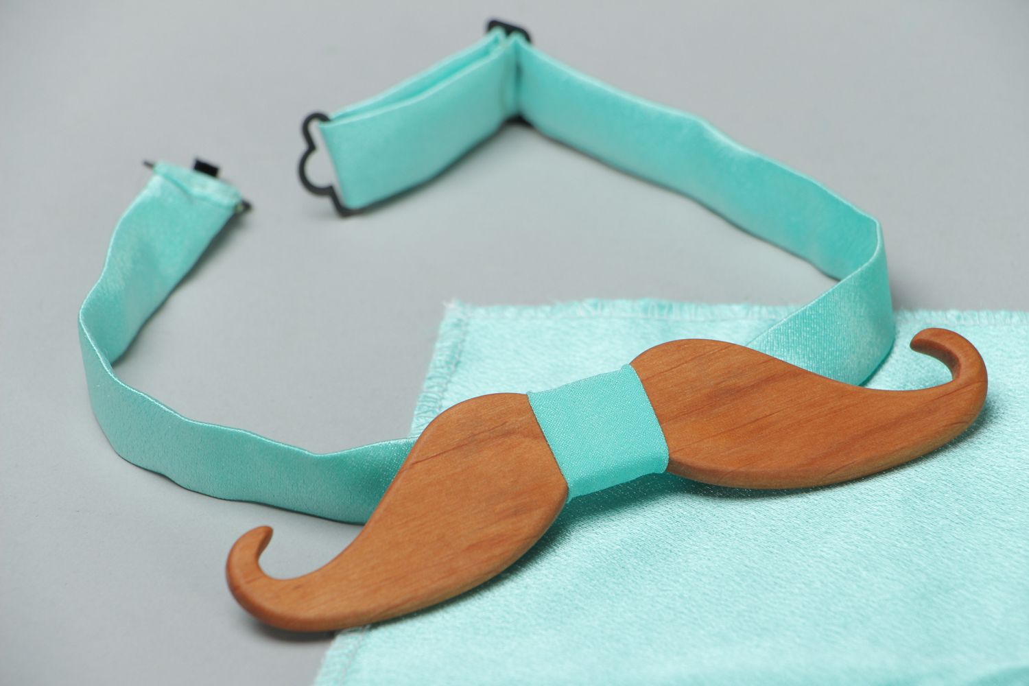Bow tie and handkerchief of turquoise color photo 2