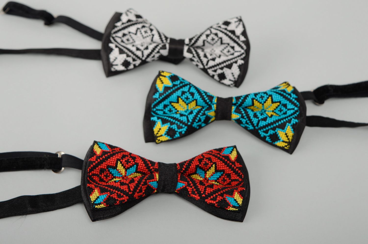 Черный галстук бабочка с вышивкой крестиком фото 5