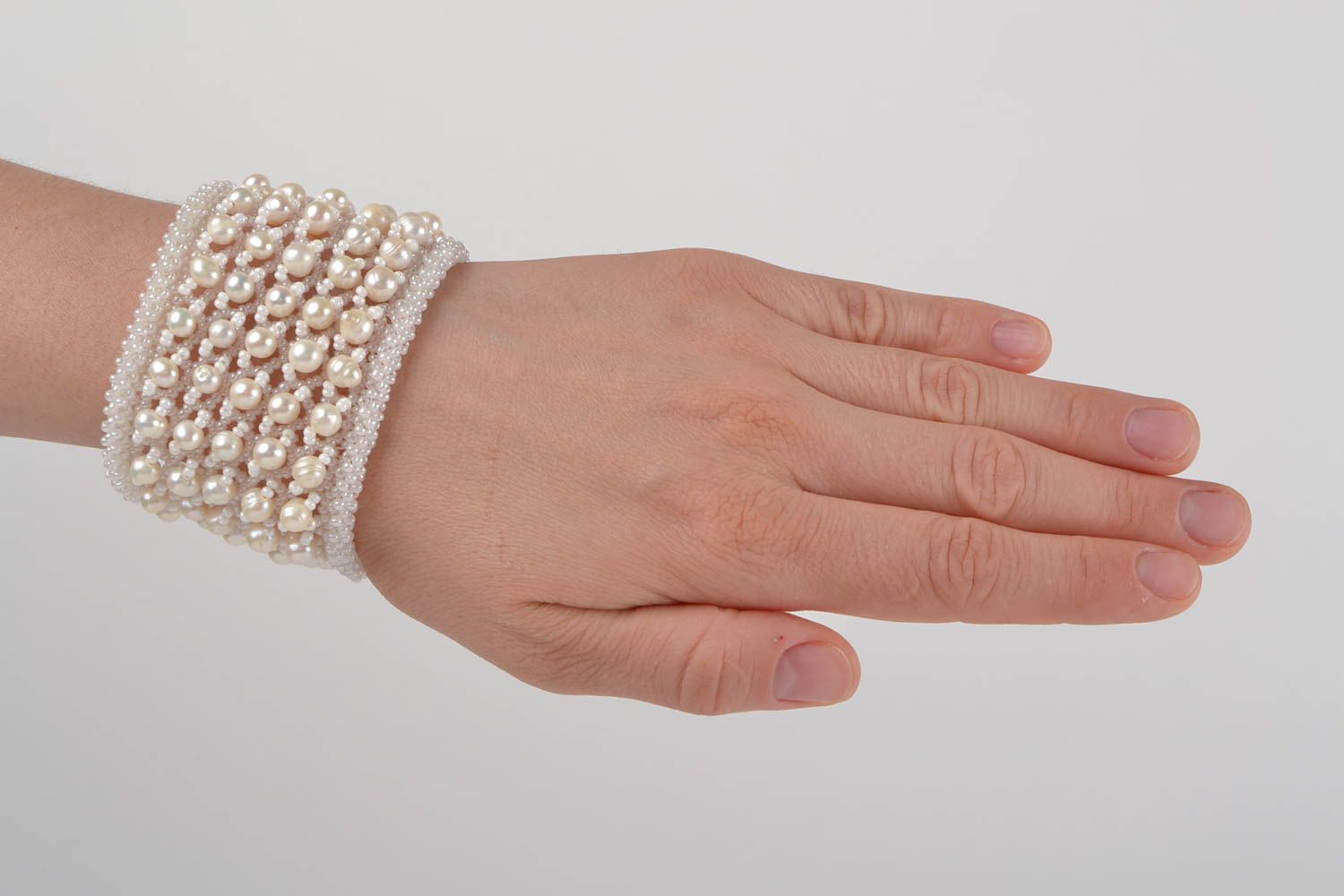 Large bracelet en perles de rocaille et perles d'eau douce blanc fait main photo 2