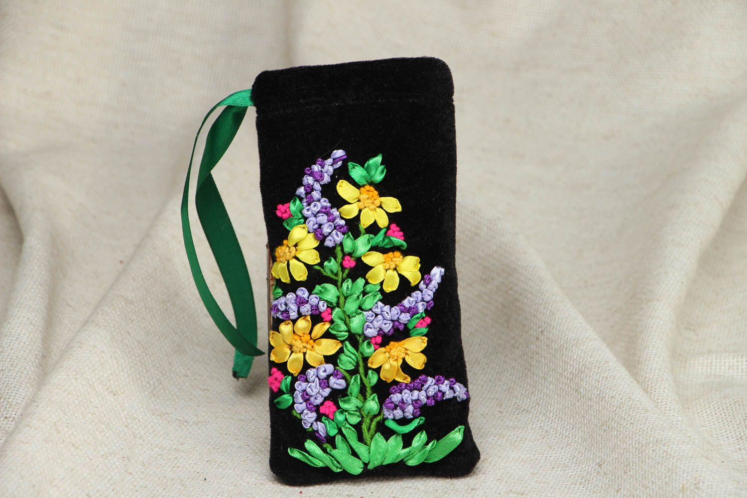 Velor sunglasses case embroidered with ribbons photo 1