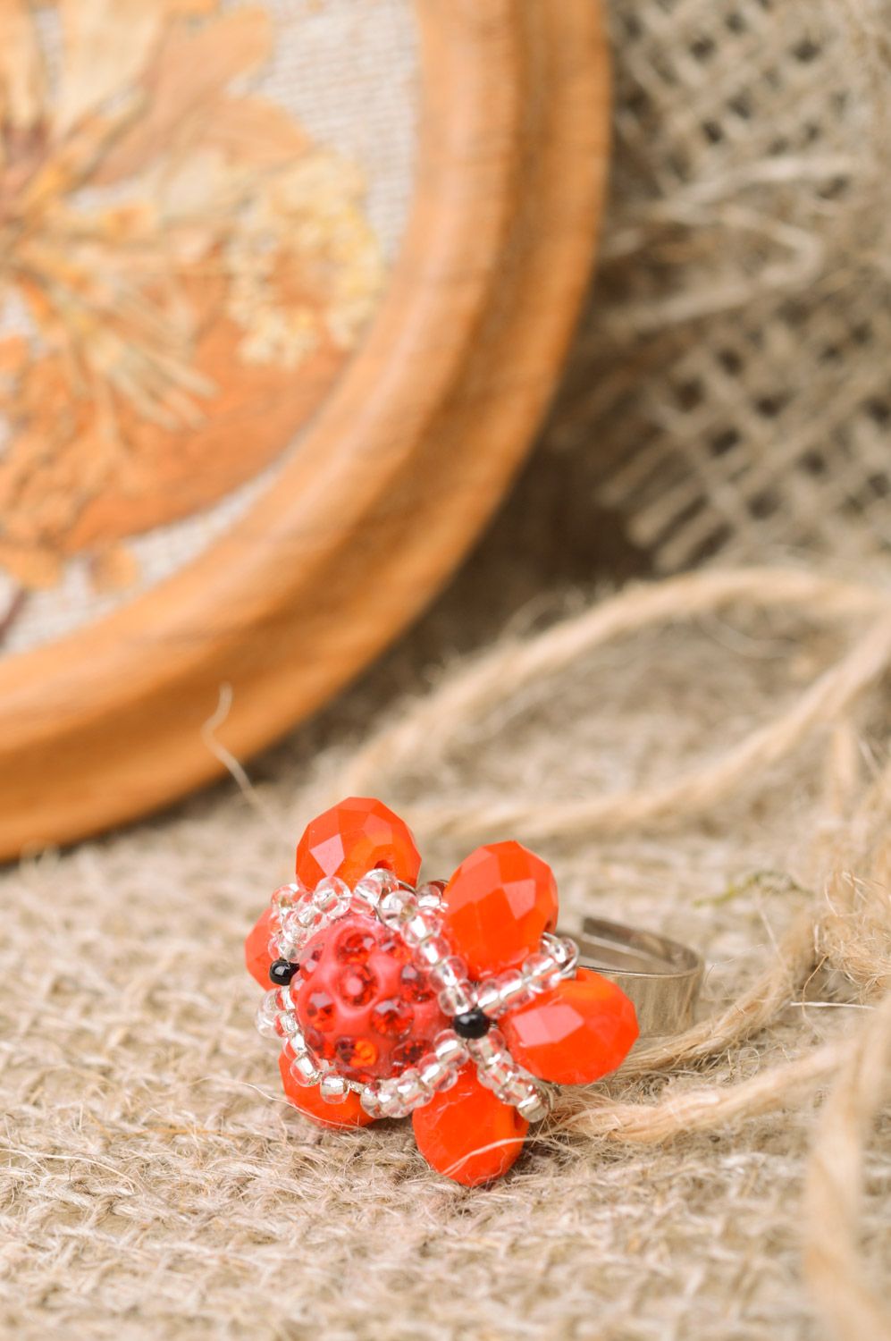 Объемное кольцо из бисера и бусин ручной работы красное с белым нарядное женское фото 1