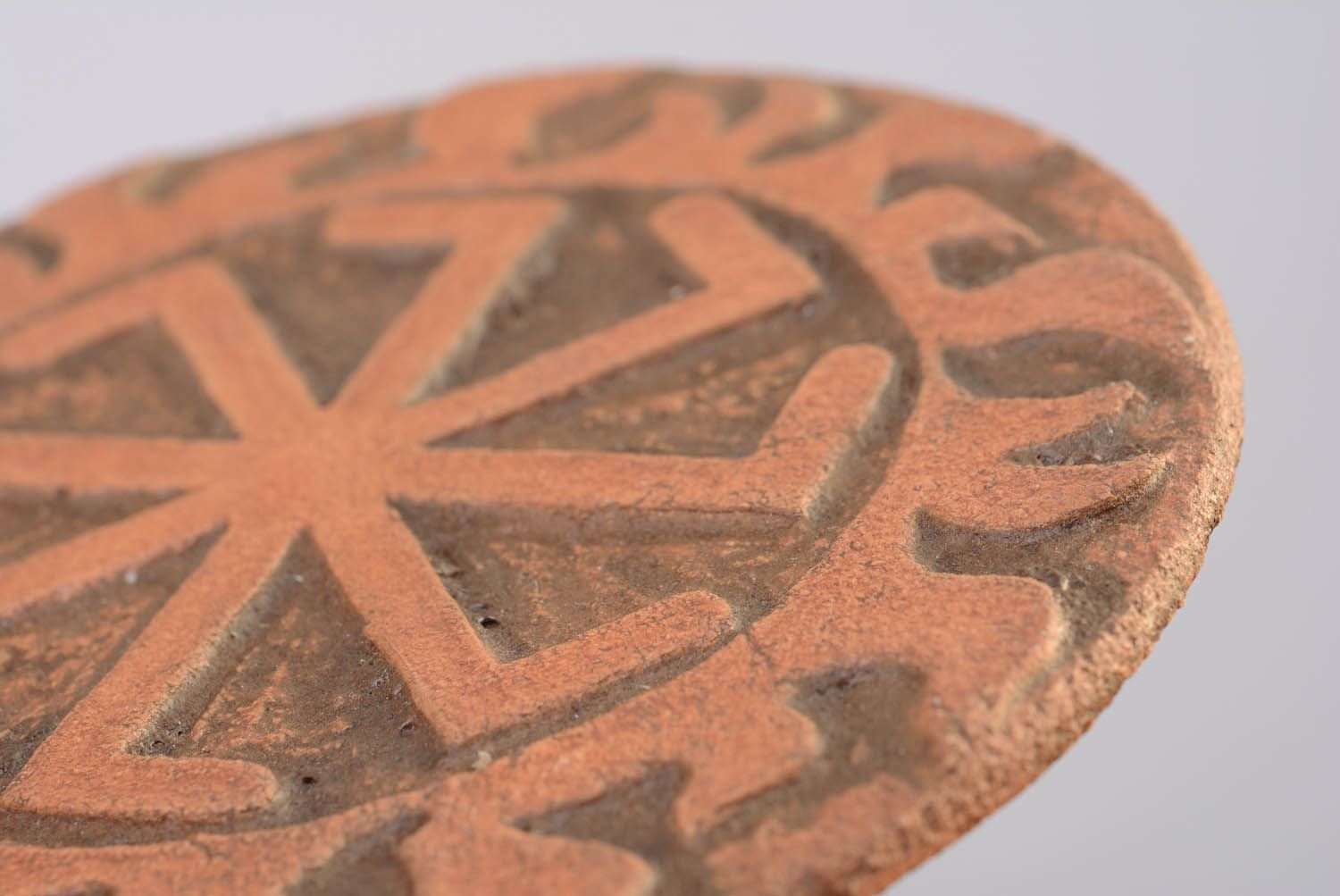Pingente talismã artesanal de interior de cerâmica feito de argila Kolyadnik foto 2