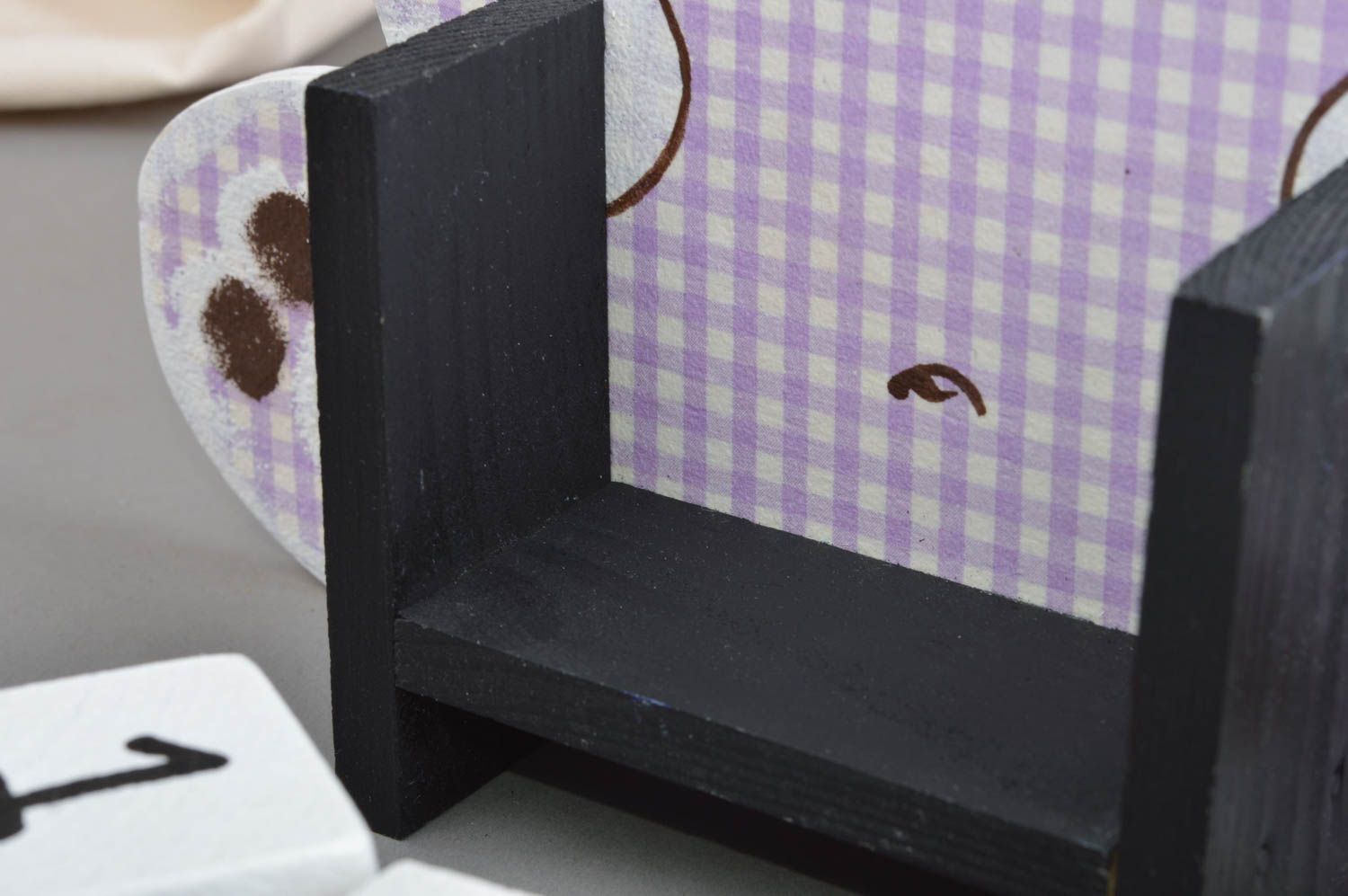 Calendrier perpétuel en bois fait main peint avec cubes Ours à carreaux photo 5