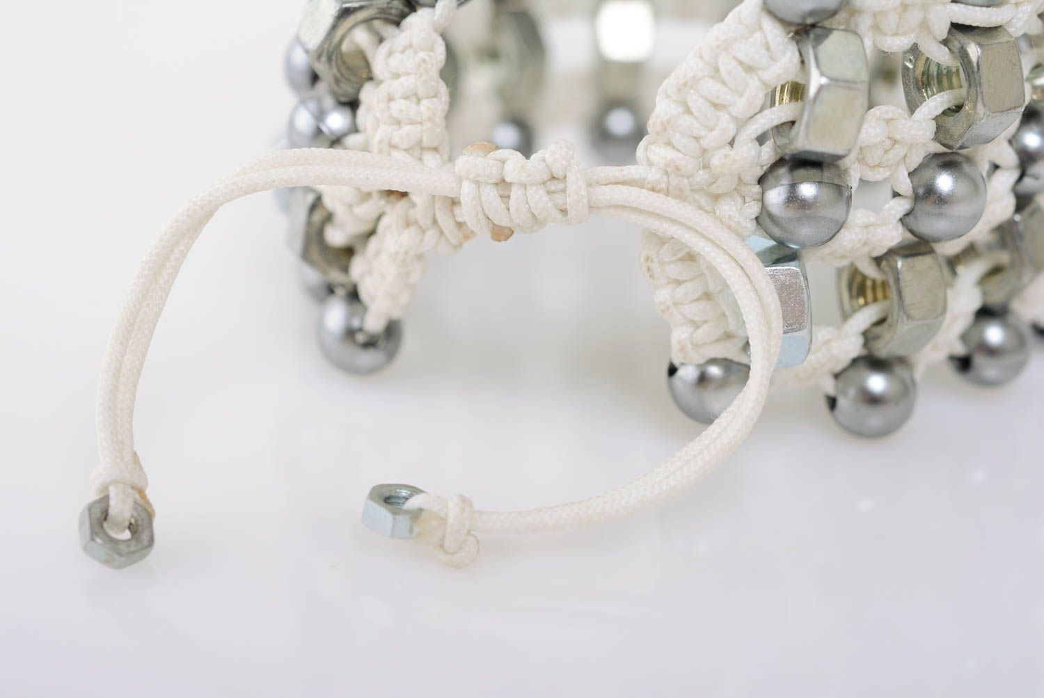Künstlerisches Armband aus Stoff Makramee breit aus Muttern handgeschaffen toll foto 5