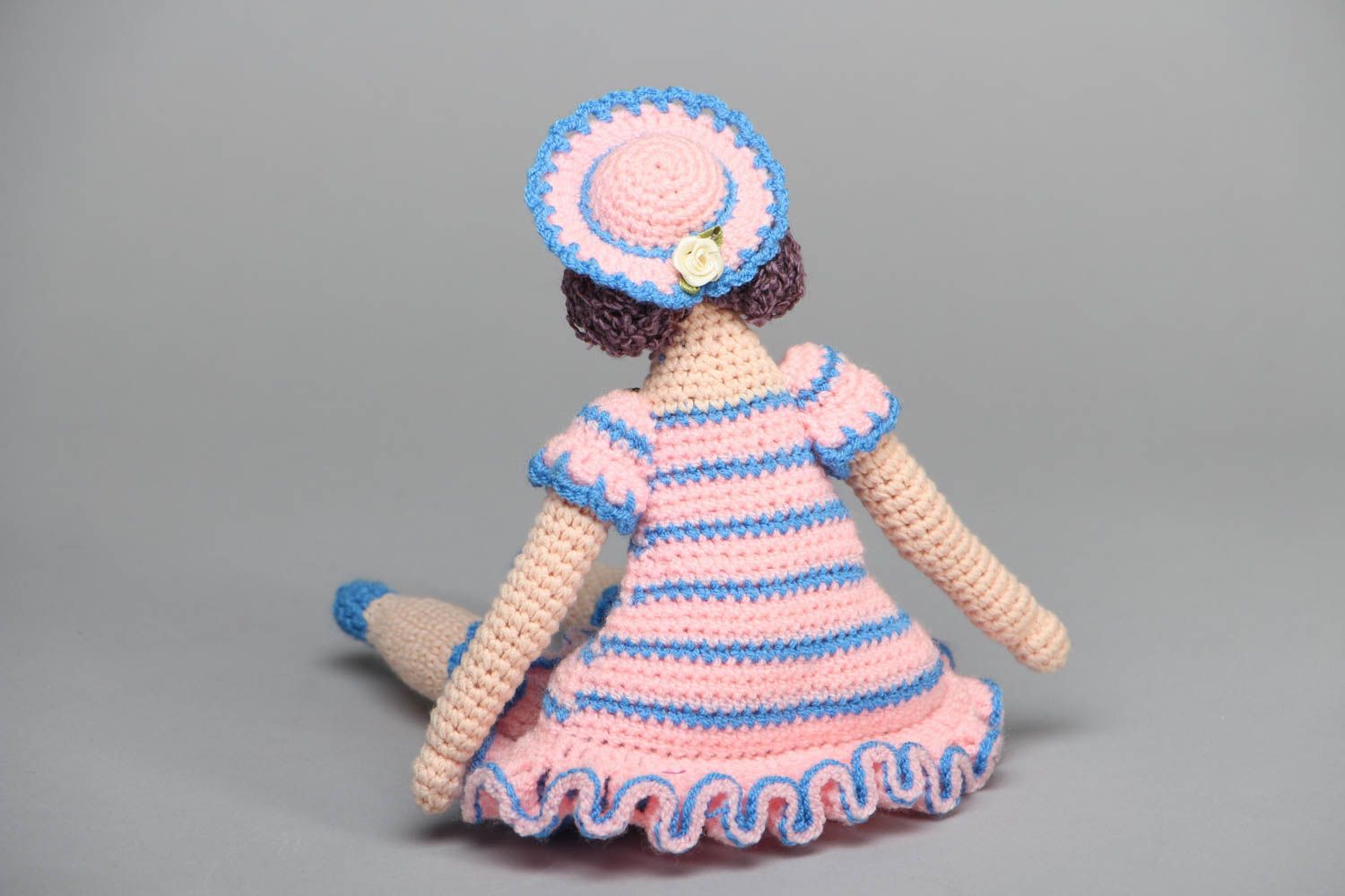 Poupée tricotée en chapeau faite main photo 3