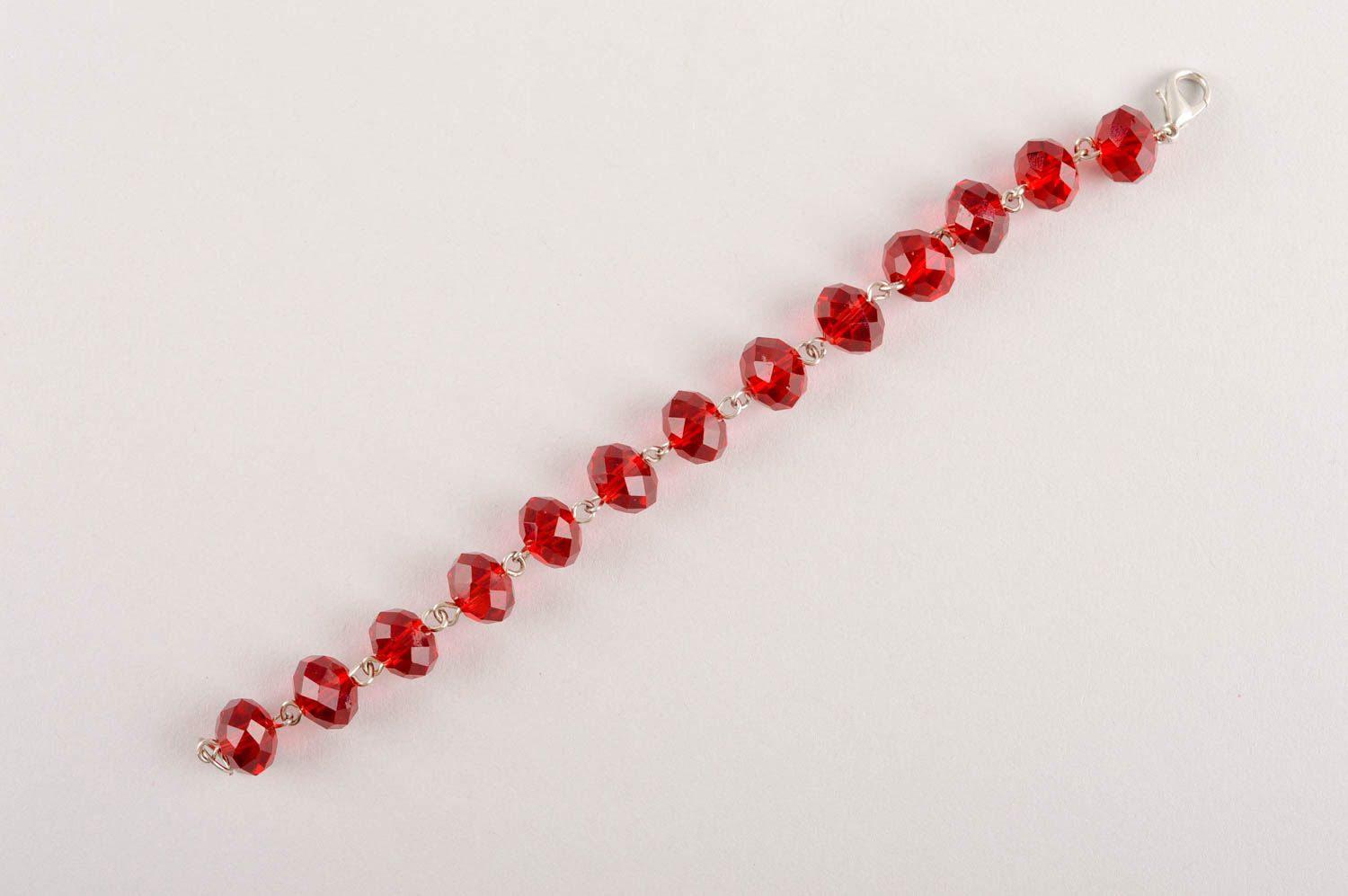 Bracelet en perles à facettes Bijoux fait main Cadeau femme rouge design élégant photo 5