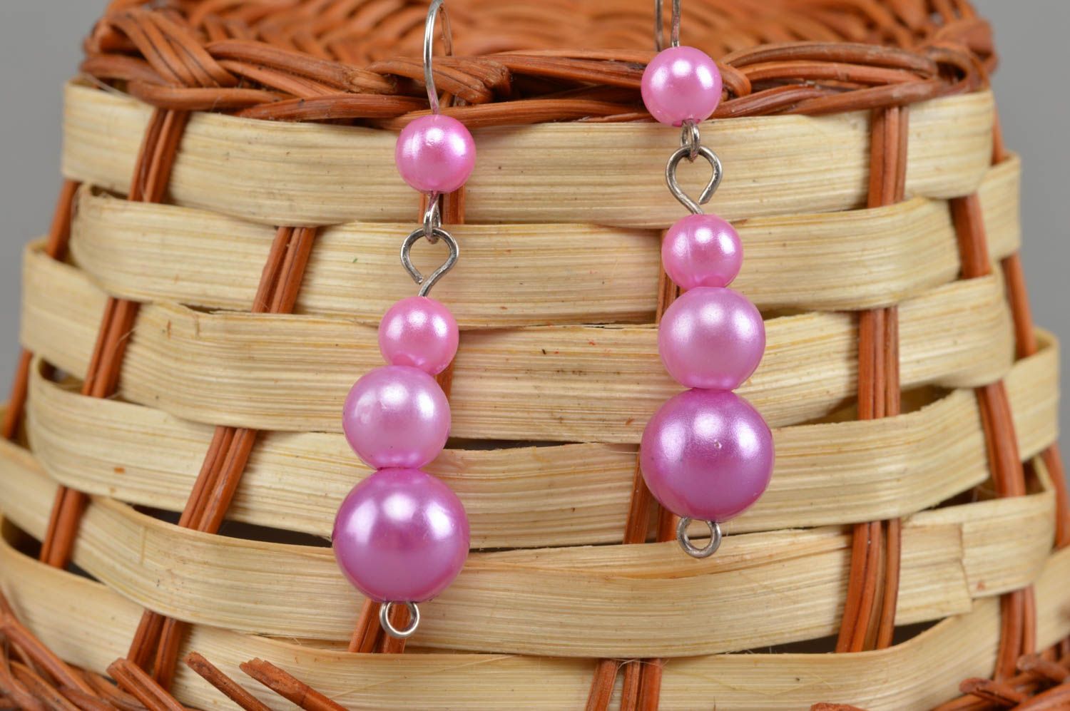 Boucles d'oreilles en perles fantaisie faites main roses sur crochets bijou photo 1