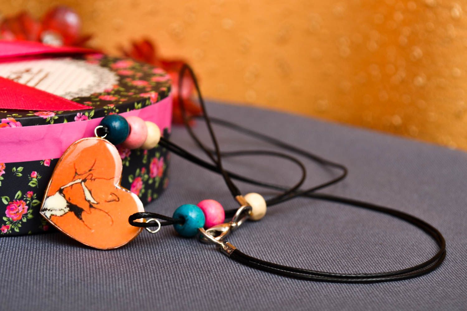 Halskette mit Anhänger Kette mit Herzanhänger Schmuck handgemacht in Braun foto 1