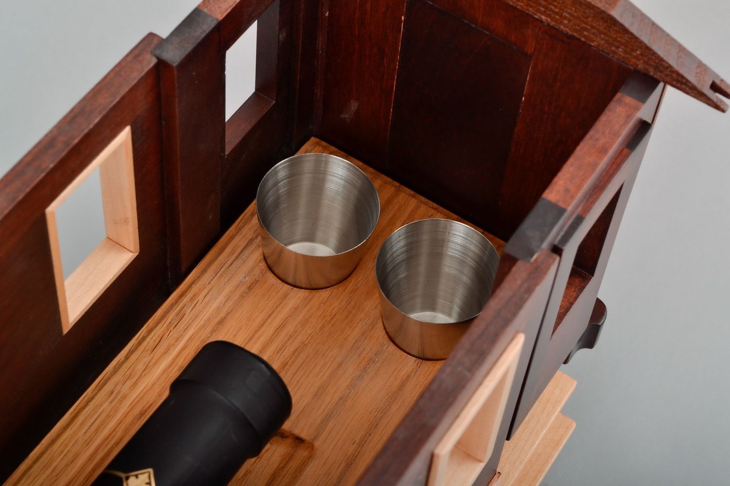 Caja de madera para el almacenamiento de  vino en forma de un vagoncito foto 4