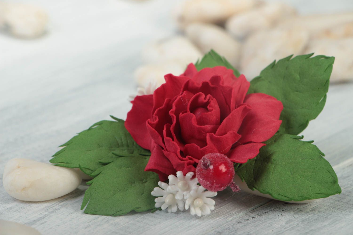 Festliche schöne handmade Brosche aus Foamiran Rose mit Blättern für Damen foto 1