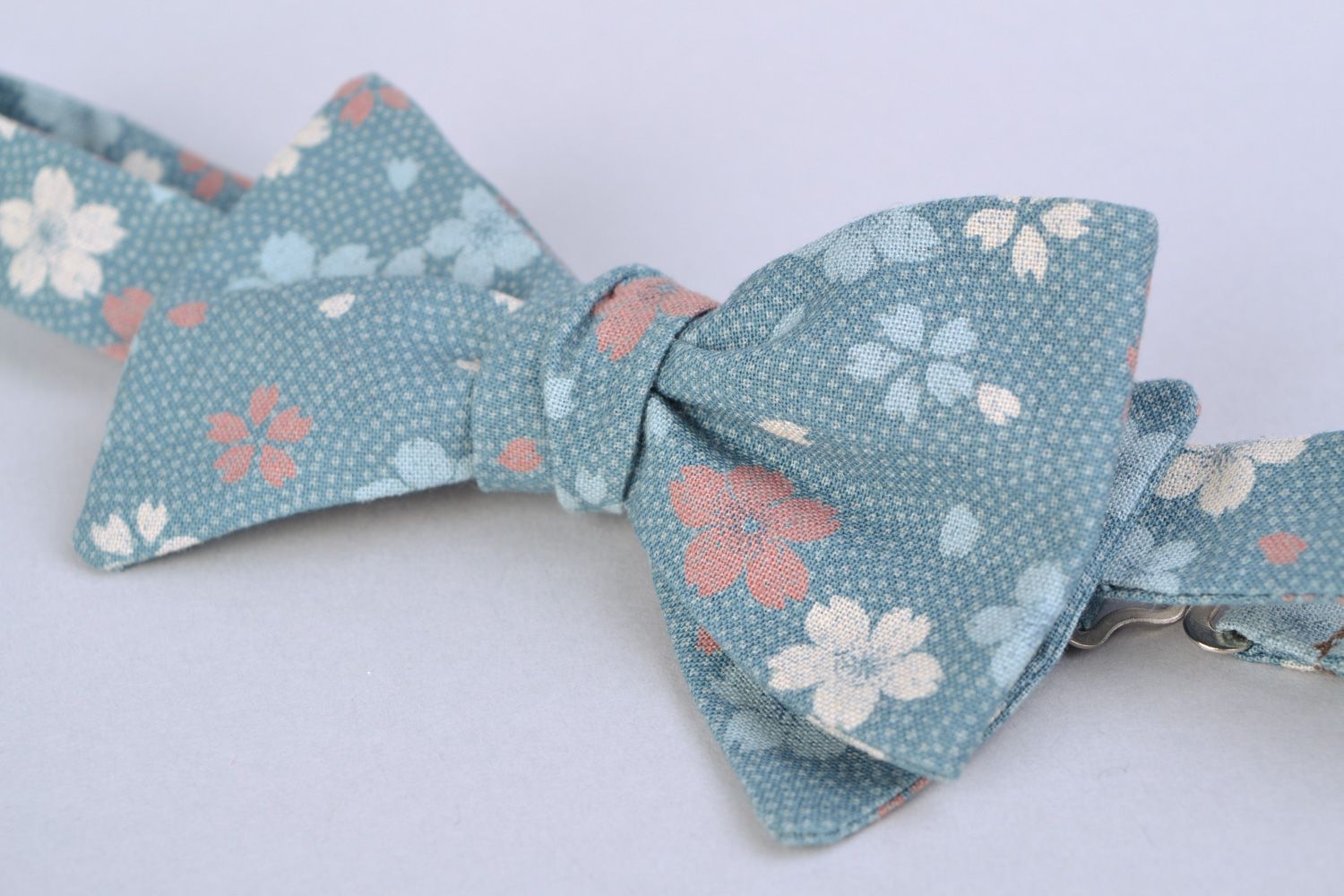 Noeud papillon en tissu de coton américain original fait main bleu design floral photo 5