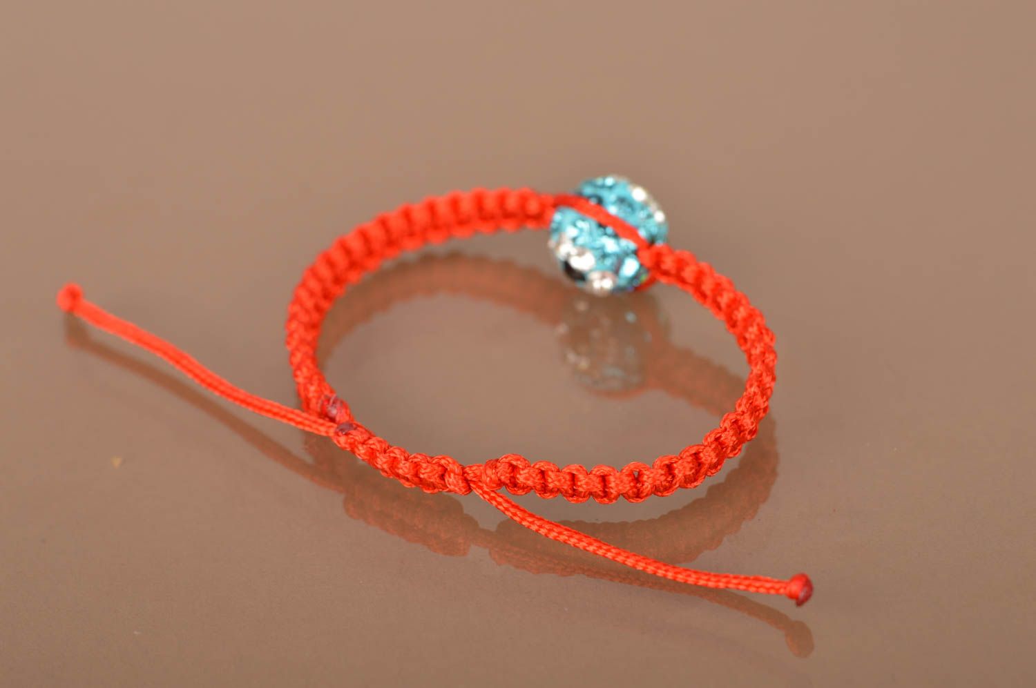 Красный плетеный тонкий браслет ручной работы из вощеной нити Цветочек фото 3