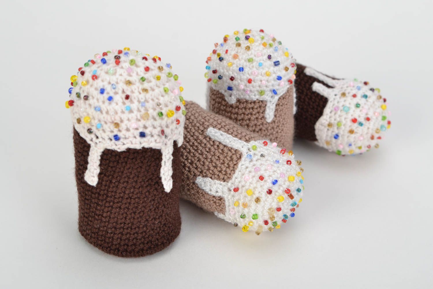 Décoration tricotée de Pâques gâteaux avec perles de rocaille faite main  photo 3
