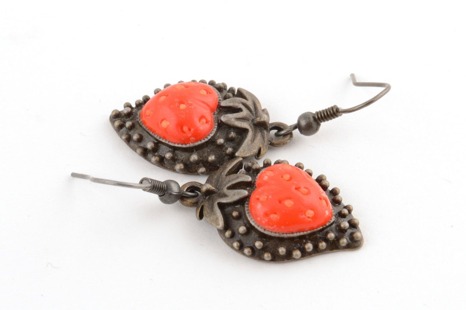 Handgemachte Erdbeeren Ohrringe aus Polymer Ton in Braun und Rot lang schön  foto 4