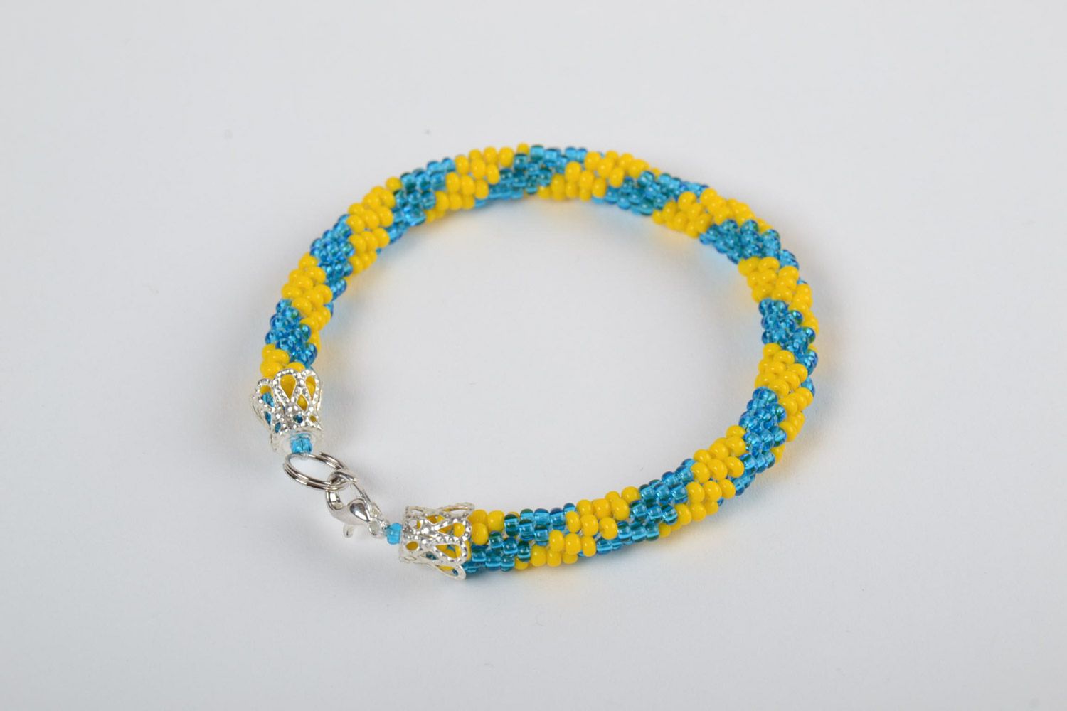 Яркий наручный браслет из бисера ручной работы желтый с голубым в форме жгута фото 2