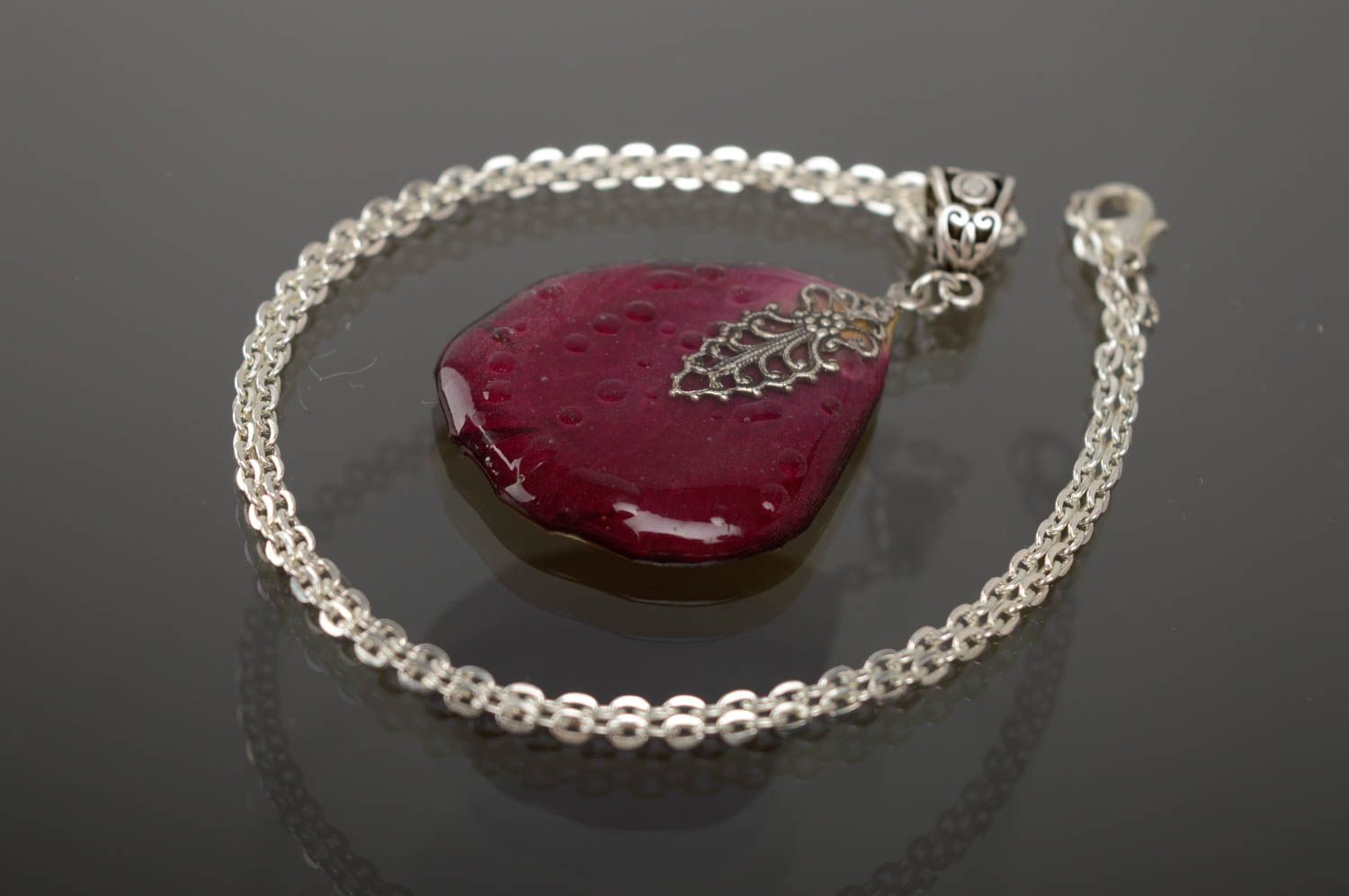 Neck pendant with rose petal coated with epoxy photo 1