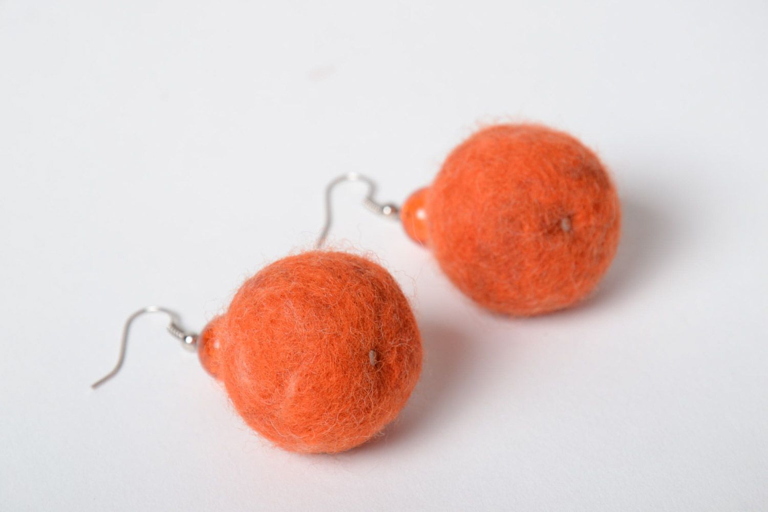 Оранжевые серьги из валяной шерсти в форме шариков аксессуар ручной работы фото 4