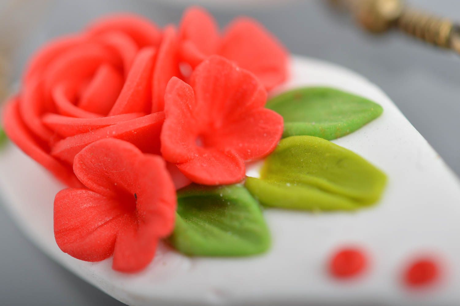 Boucles d'oreilles avec fleurs rouges faites main en pâte polymère longues photo 4