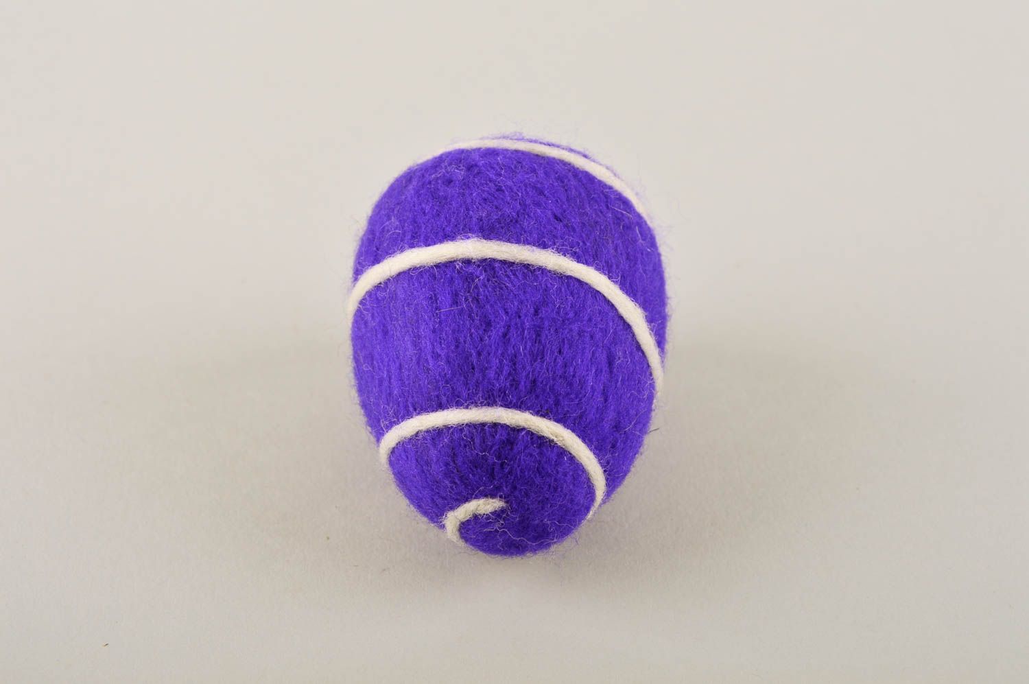 Декоративное яйцо ручной работы игрунка из шерсти валяная игрушка филлетовая фото 5