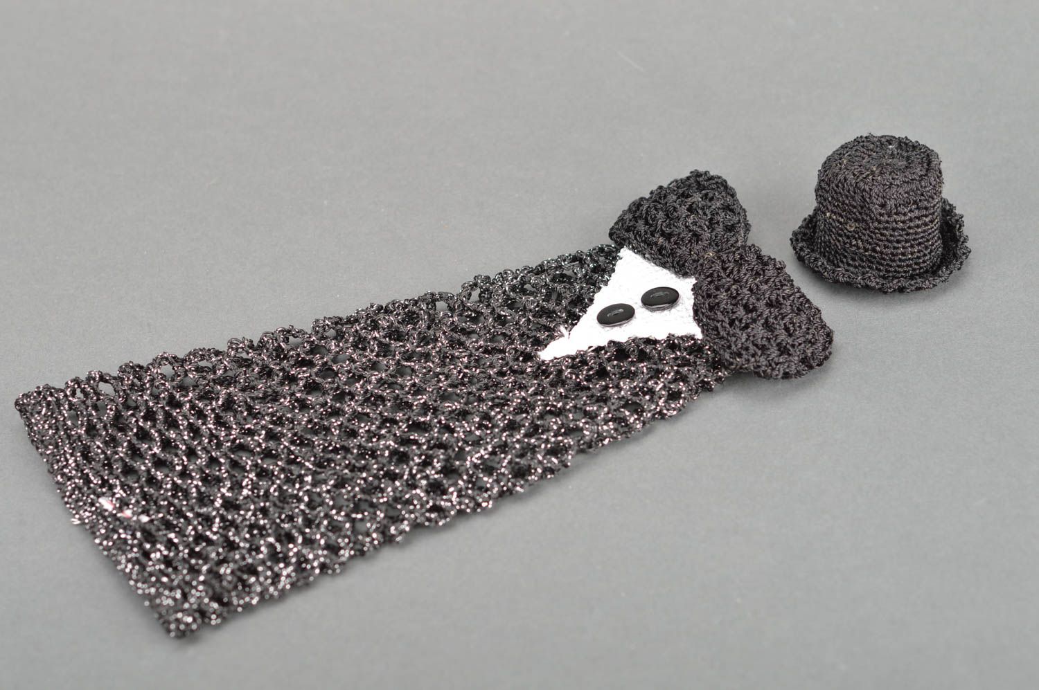 Couvre-bouteille en tissu au crochet fait main costume noir décoration originale photo 2