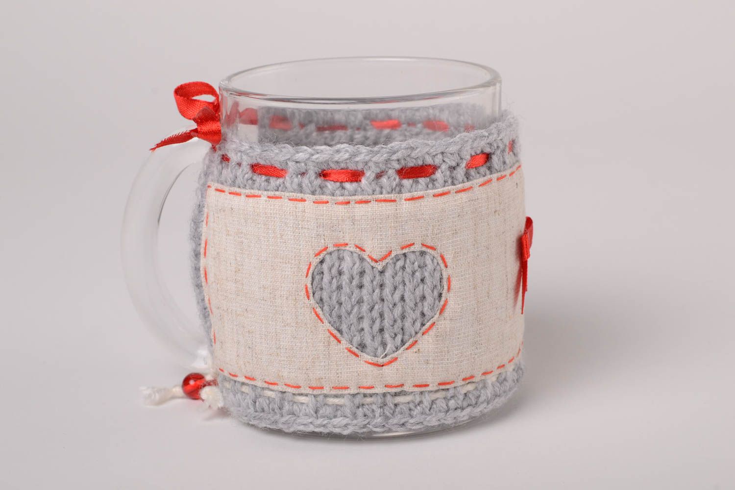 Graue Tassen Deko mit Herzen handmade Geschenk gehäkelter Bezug Küchen Zubehör  foto 1