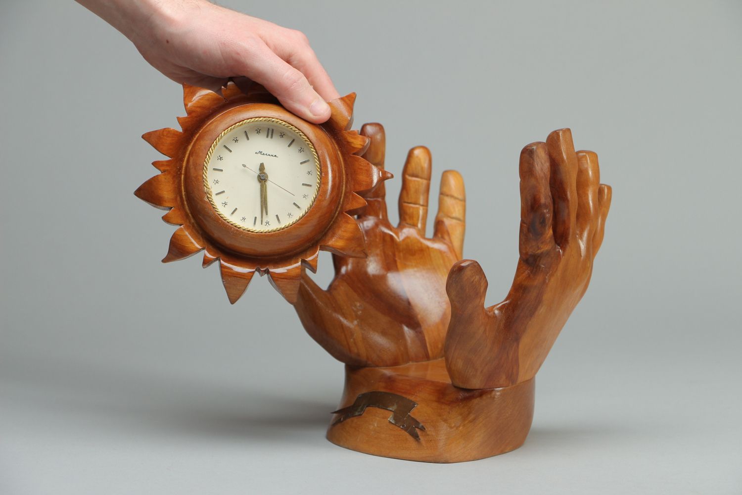 Часы ручной работы деревянные резные авторские Солнце в руках фото 4