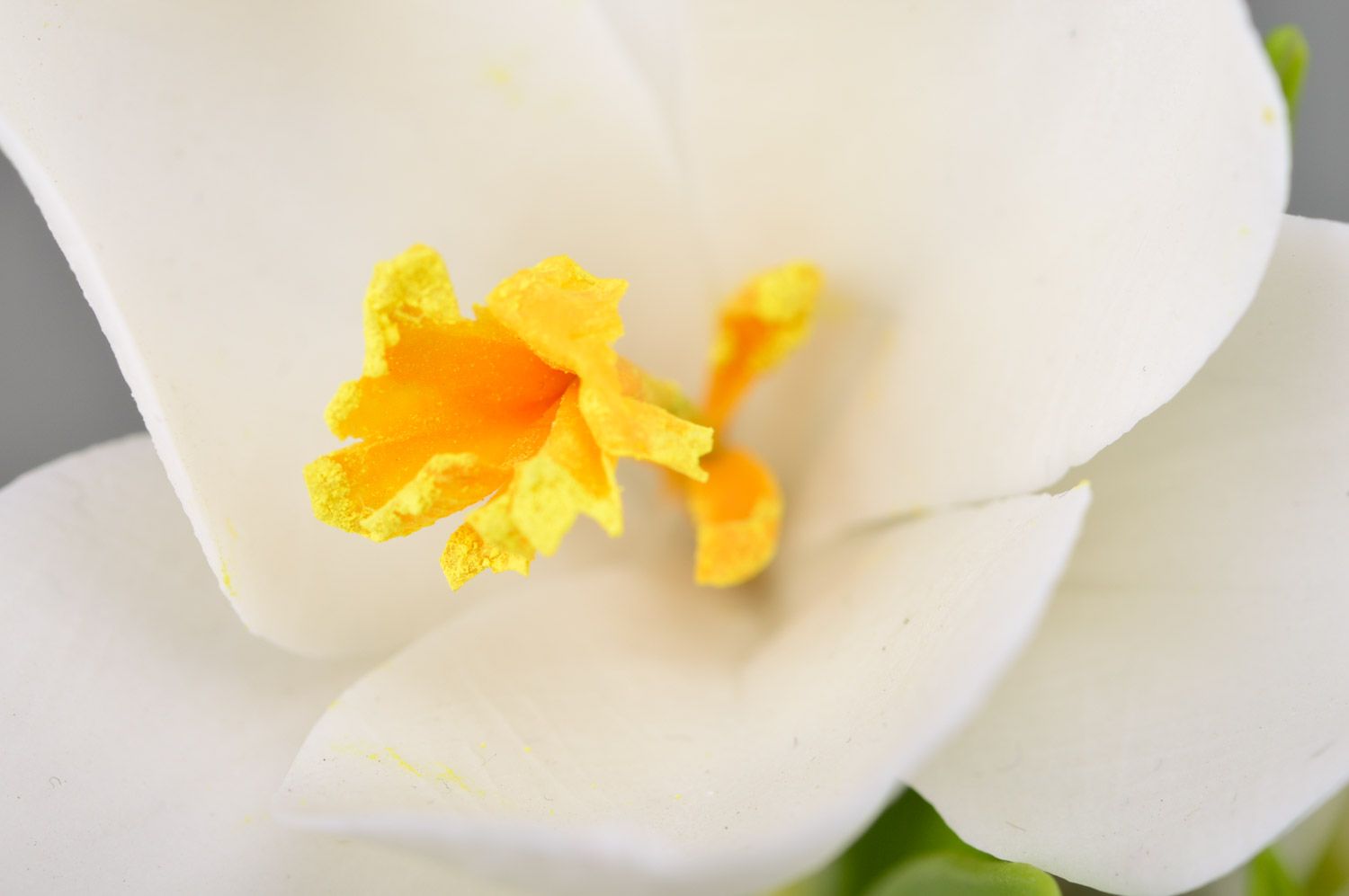 Fleur de crocus blanc artificielle en pâte polymère décorative faite à la main photo 3
