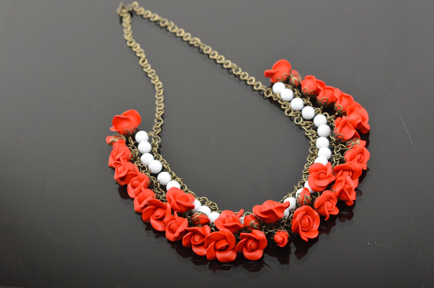 Collar de arcilla polimérica sobre cadena metálica artesanal Rosas Rojas foto 2