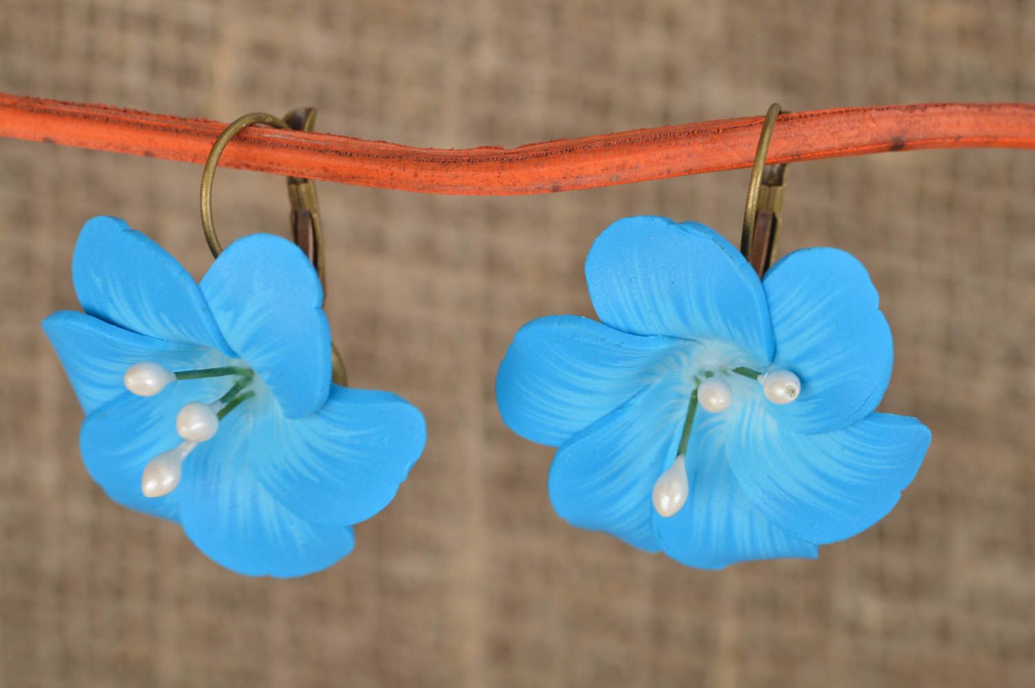 Pendientes artesanales originales con flores de arcilla polimérica de color azul foto 1