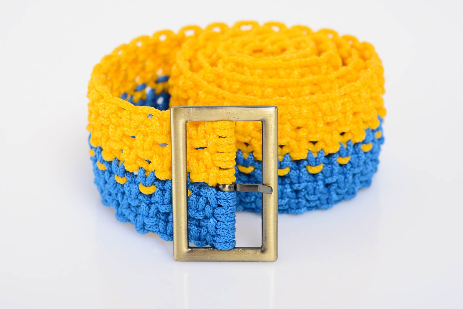 Cinturón en técnica de macramé artesanal azul amarillo trenzado bonito foto 1