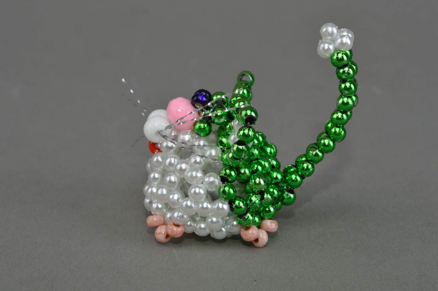 Зеленая бисерная фигурка кота ручной работы маленькая оригинальная для декора фото 2