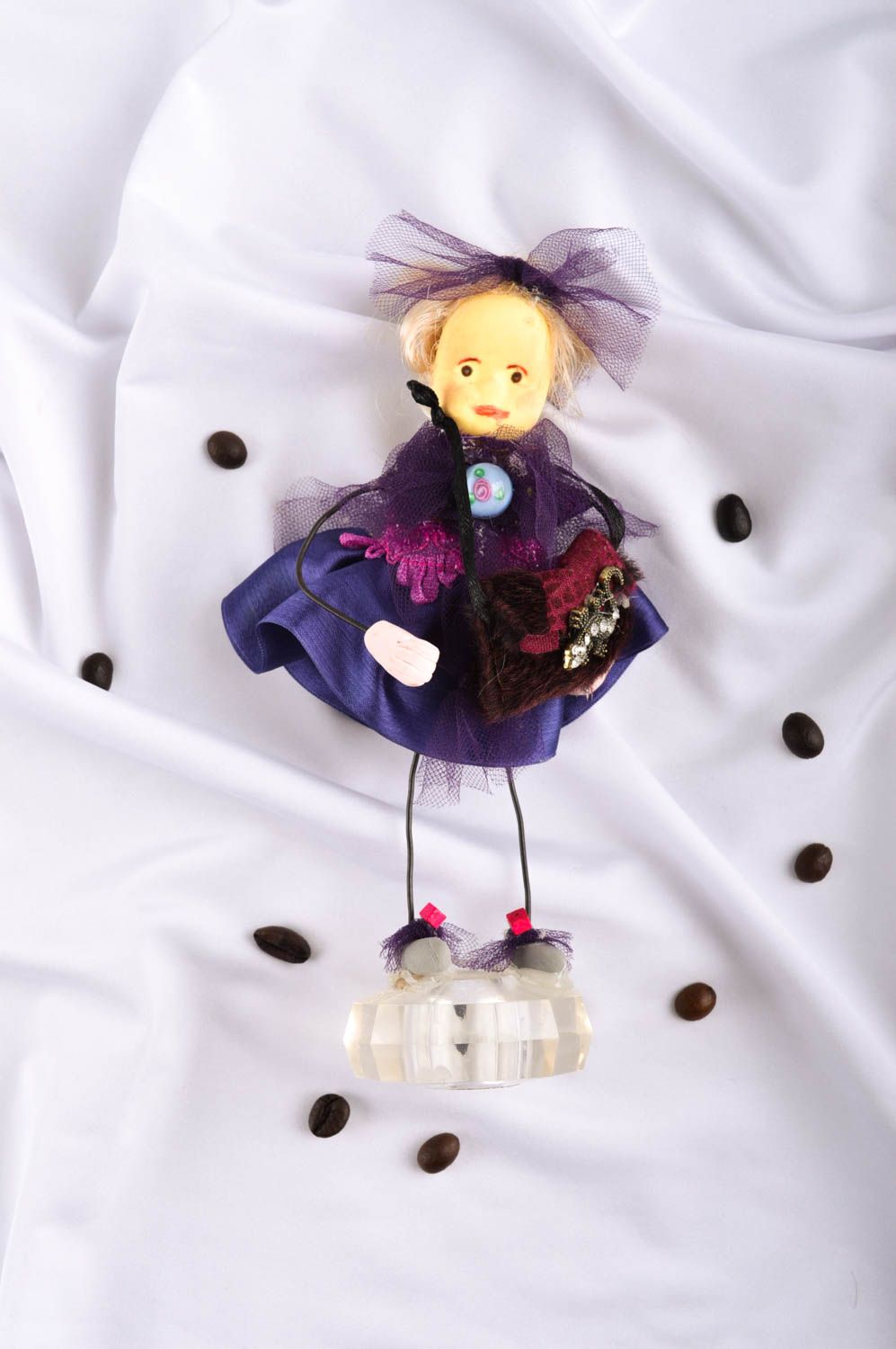 Bambola bella in stoffa fatta a mano pupazzo tessile originale decoro casa
 foto 1