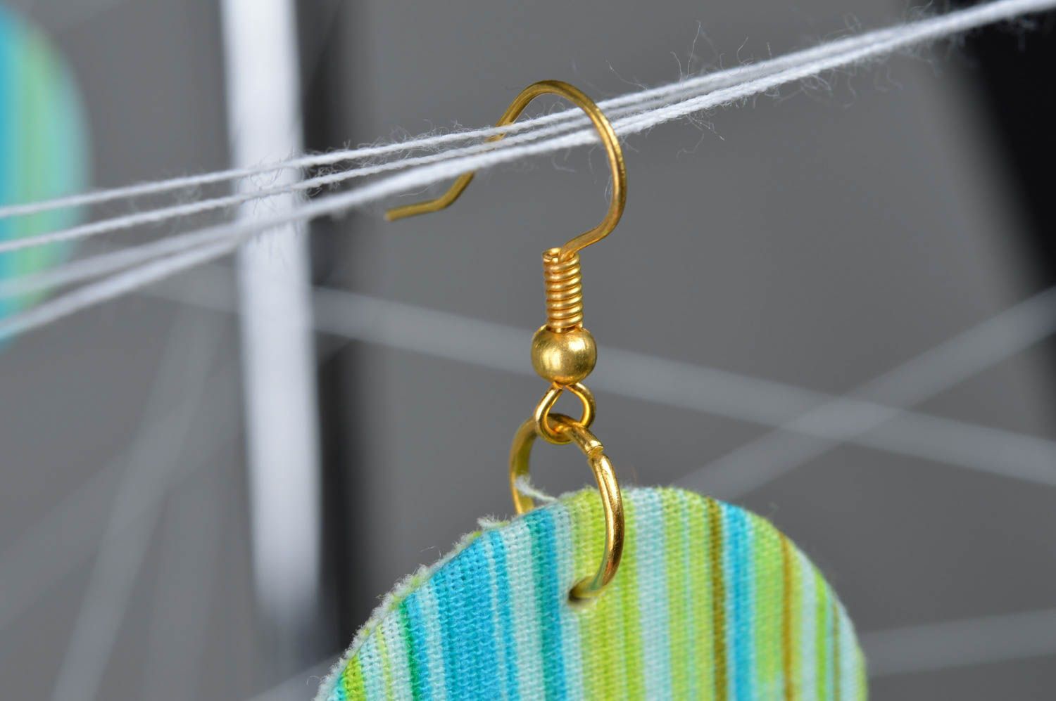 Runde Ohrringe aus Stoff mit Baumwolle bekleidet ungewöhnliche Handarbeit schön foto 4