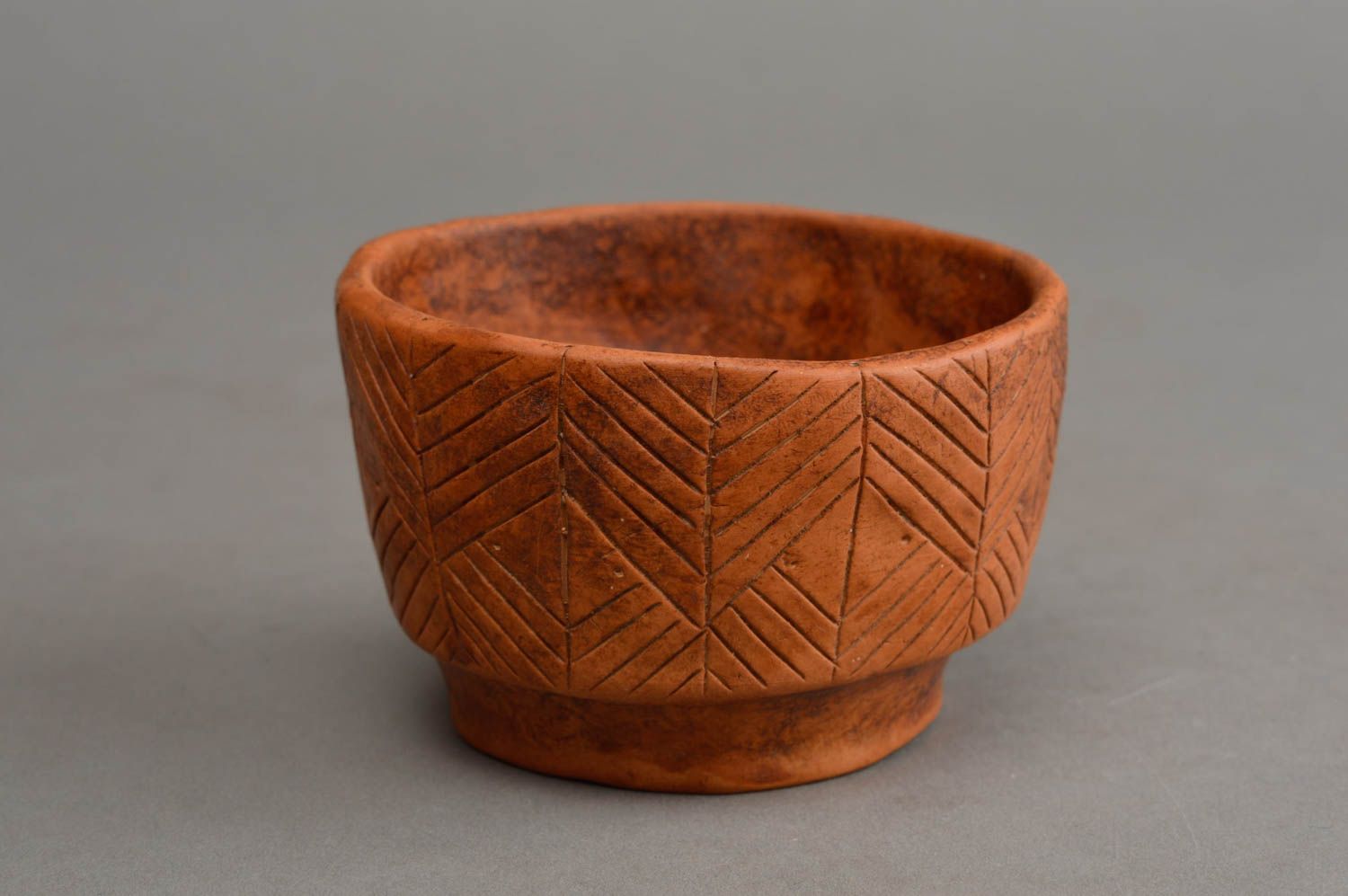 Kleine tiefe braune keramische handgemachte Schale aus Ton mit Muster  foto 2