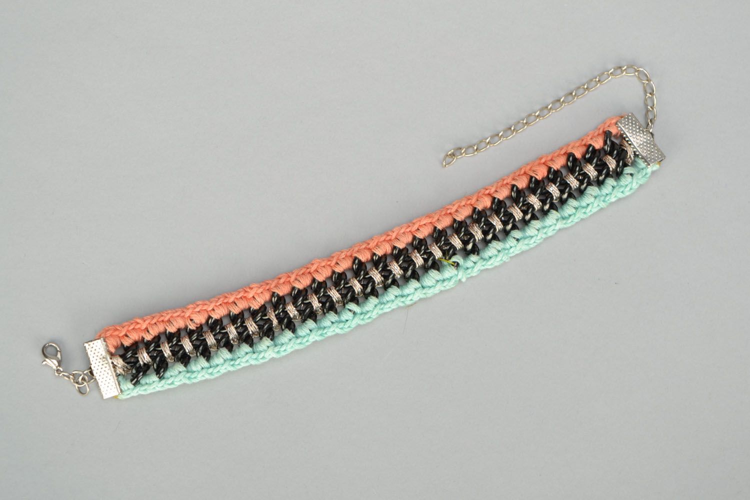 Плетеный браслет из ниток и металла фото 2