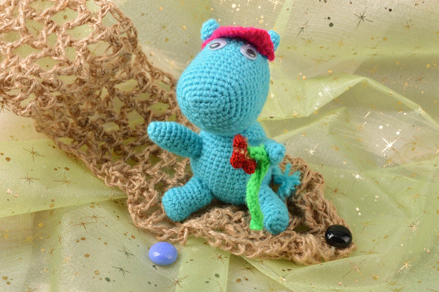 Jouet mou hippopotame bleu avec casquette tricoté au crochet fait main photo 5